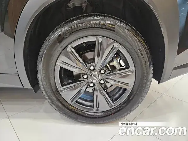 Lexus UX300h 2026 — Photo 8/15