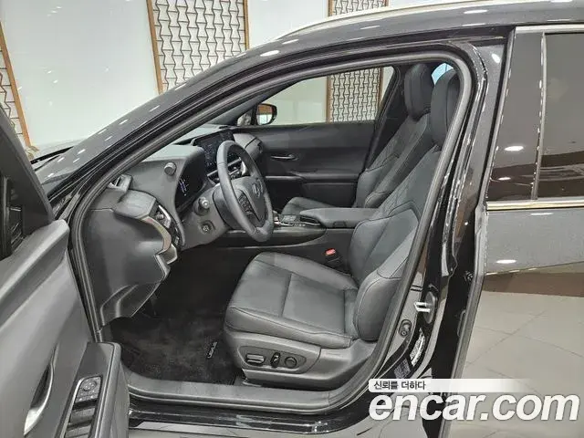 Lexus UX300h 2026 — Photo 4/15