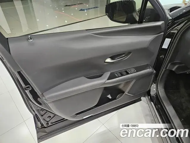 Lexus UX300h 2026 — Photo 5/15