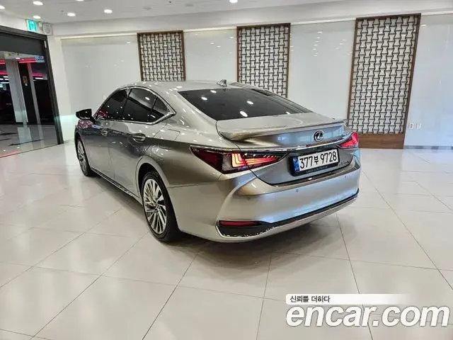 Lexus ES300h 2025 — ფოტო 8/15