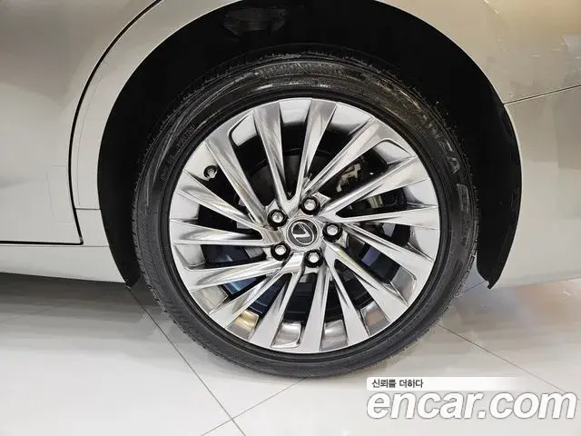 Lexus ES300h 2025 — ფოტო 14/15