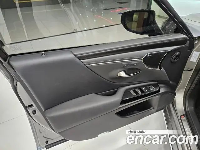Lexus ES300h 2025 — ფოტო 7/15