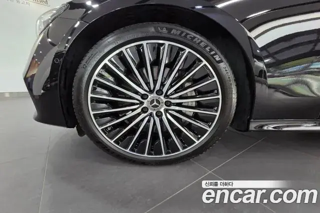 Mercedes-Benz E-Class 2025 — Photo 12/20