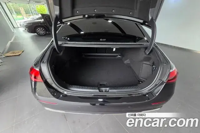 Mercedes-Benz E-Class 2025 — Photo 2/20