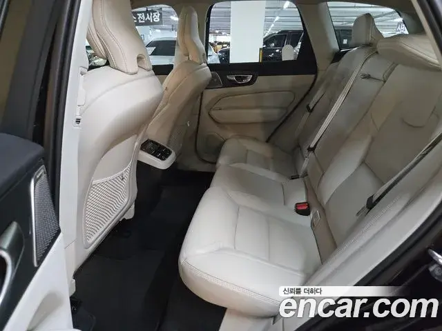 Volvo XC60 2026 — ფოტო 8/15