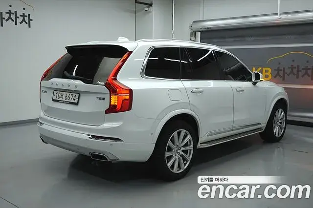 Volvo XC90 2018 — Şəkil 13/20