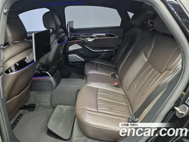 Audi A8 2021 — Фото 12/18