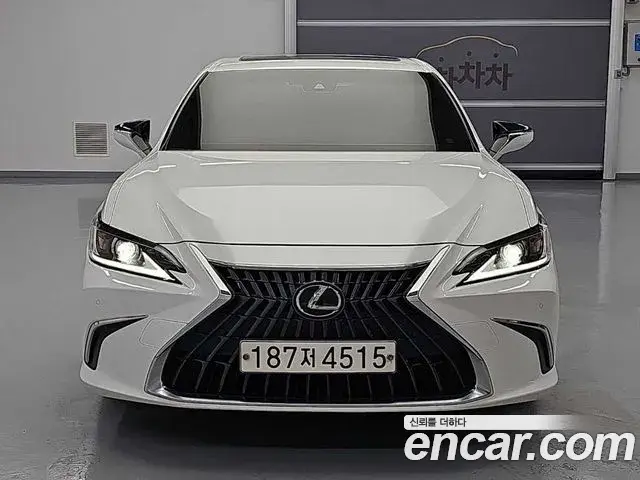 Lexus ES300h 2023 — Şəkil 18/19