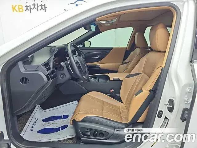 Lexus ES300h 2023 — Şəkil 13/19