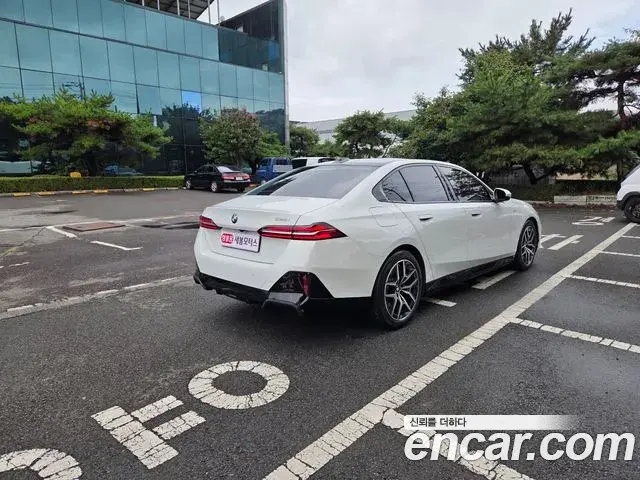 BMW 5 Series 2024 — Photo 12/20