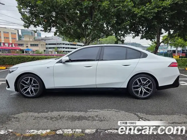 BMW 5 Series 2024 — Photo 17/20