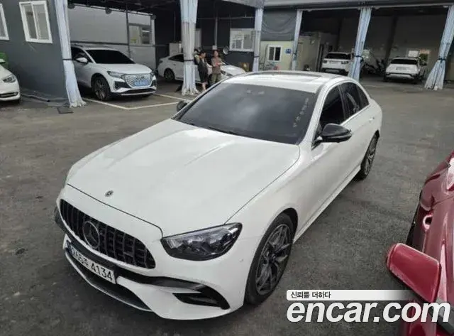 Mercedes-Benz E-Class 2022 — Photo 8/16