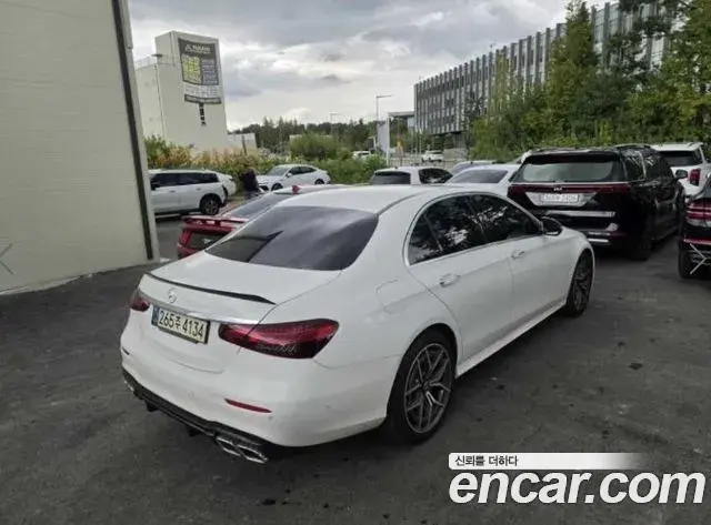 Mercedes-Benz E-Class 2022 — Photo 13/16