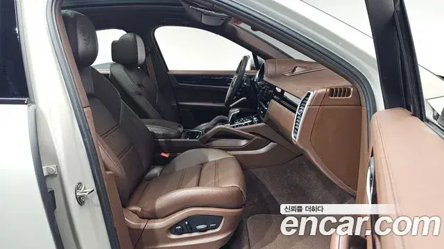 Porsche Cayenne 2023 — Photo 31/37