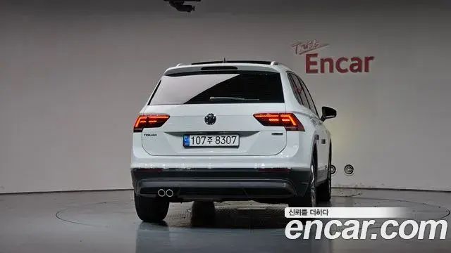 Volkswagen Tiguan 2018 — ფოტო 5/37