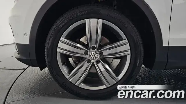 Volkswagen Tiguan 2018 — ფოტო 6/37