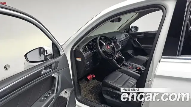 Volkswagen Tiguan 2018 — ფოტო 26/37
