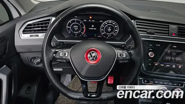 Volkswagen Tiguan 2018 — ფოტო 19/37