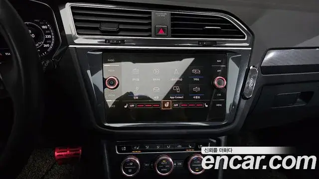Volkswagen Tiguan 2018 — ფოტო 24/37
