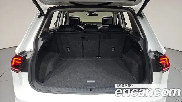 Volkswagen Tiguan 2018 — ფოტო 16/37