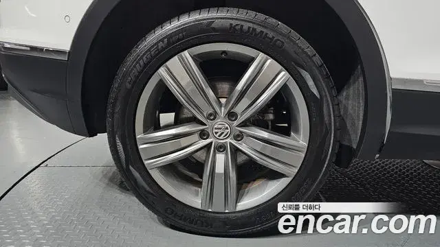 Volkswagen Tiguan 2018 — ფოტო 32/37