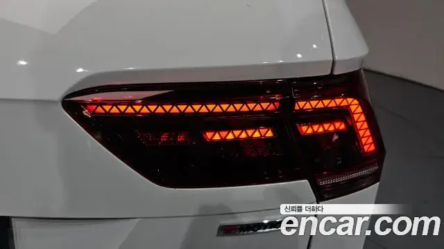 Volkswagen Tiguan 2018 — ფოტო 18/37