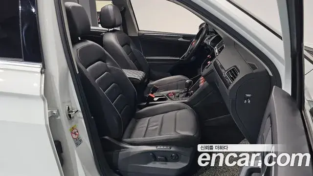 Volkswagen Tiguan 2018 — ფოტო 33/37