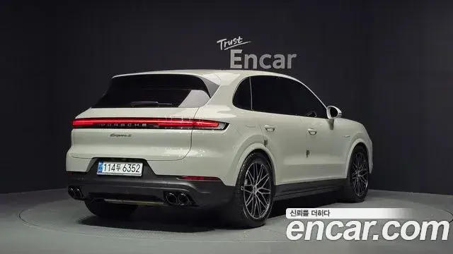 Porsche Cayenne 2024 — Фото 1/20