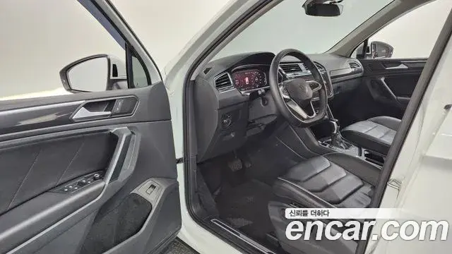 Volkswagen Tiguan 2022 — ფოტო 11/32