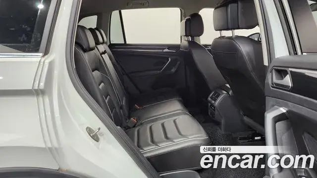 Volkswagen Tiguan 2022 — ფოტო 28/32