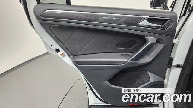 Volkswagen Tiguan 2022 — ფოტო 25/32