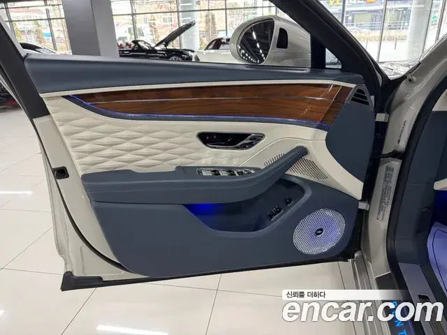 Bentley Flying Spur 2021 — ფოტო 12/19