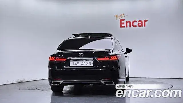 Lexus LS500 2018 — ფოტო 13/30
