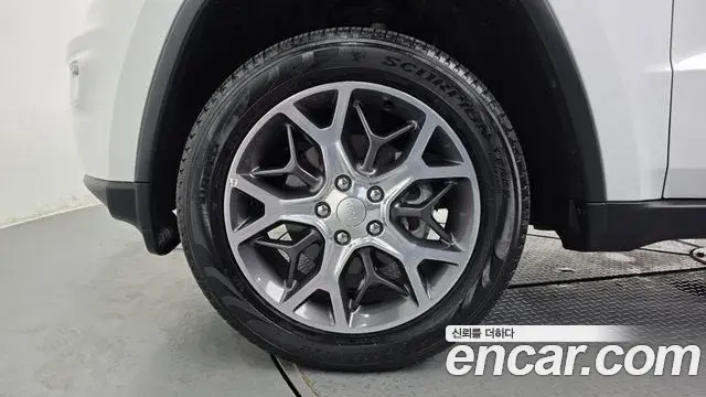 Jeep Grand Cherokee 2019 — Şəkil 20/35