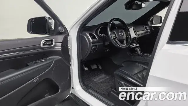 Jeep Grand Cherokee 2019 — Şəkil 13/35