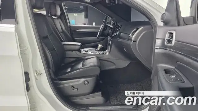 Jeep Grand Cherokee 2019 — Şəkil 26/35
