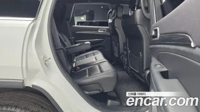 Jeep Grand Cherokee 2019 — Şəkil 21/35