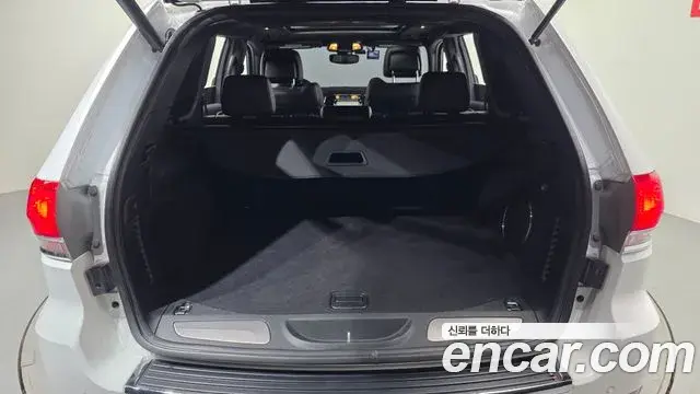 Jeep Grand Cherokee 2019 — Şəkil 30/35