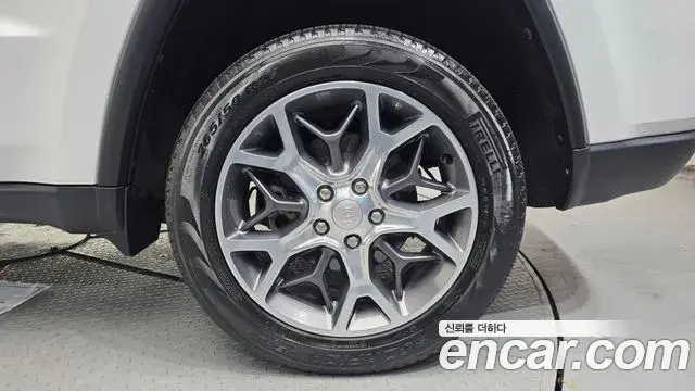 Jeep Grand Cherokee 2019 — Şəkil 16/35
