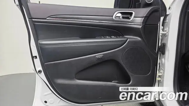 Jeep Grand Cherokee 2019 — Şəkil 15/35