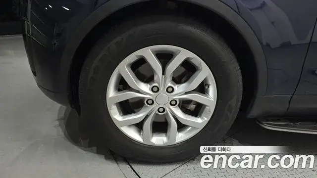 Land Rover Discovery 5 2018 — ფოტო 21/32