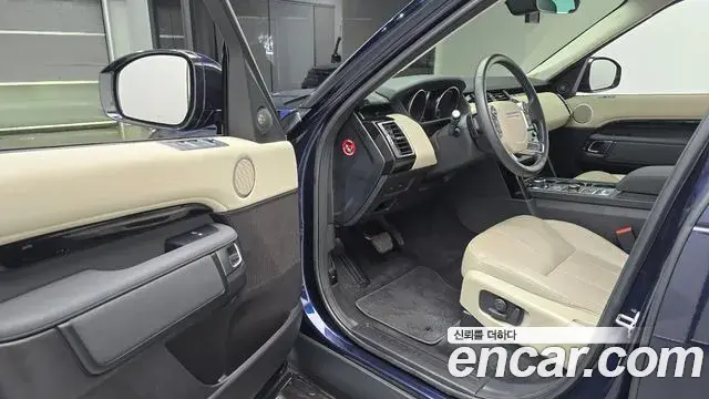 Land Rover Discovery 5 2018 — ფოტო 25/32