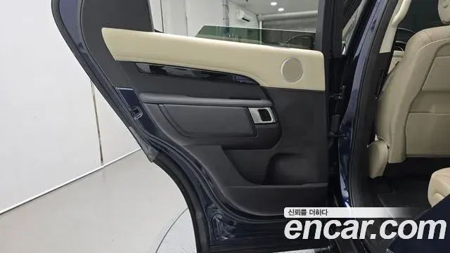 Land Rover Discovery 5 2018 — ფოტო 8/32