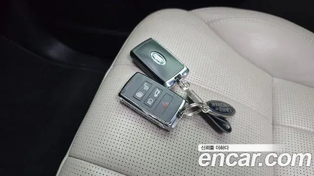Land Rover Discovery 5 2018 — ფოტო 31/32