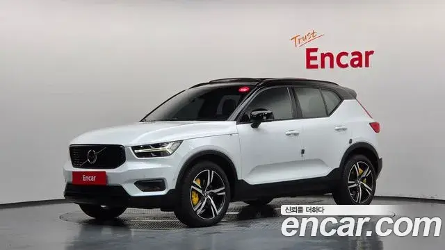 Volvo XC40 2018 — Фото 1/20
