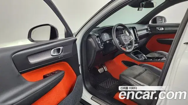 Volvo XC40 2018 — Фото 10/20