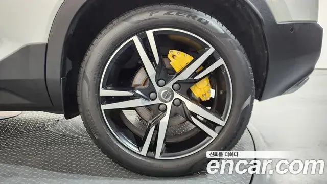 Volvo XC40 2018 — Şəkil 14/32