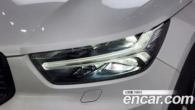 Volvo XC40 2018 — Şəkil 26/32