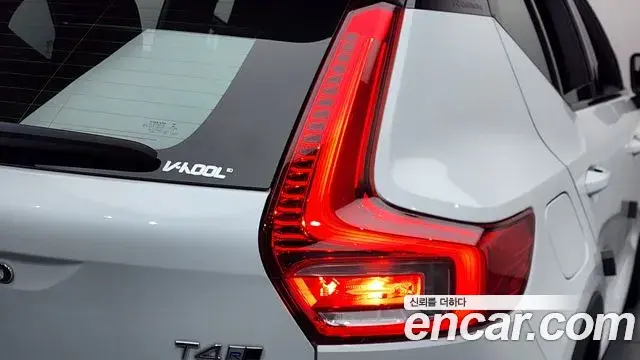 Volvo XC40 2018 — Şəkil 16/32