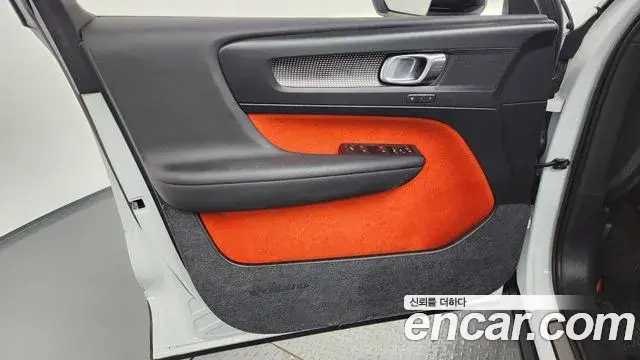 Volvo XC40 2018 — Şəkil 17/32